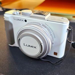 Panasonic Lumix DMC-LX7, EUC, incl. OEM leather Panasonic case, strap, SD card